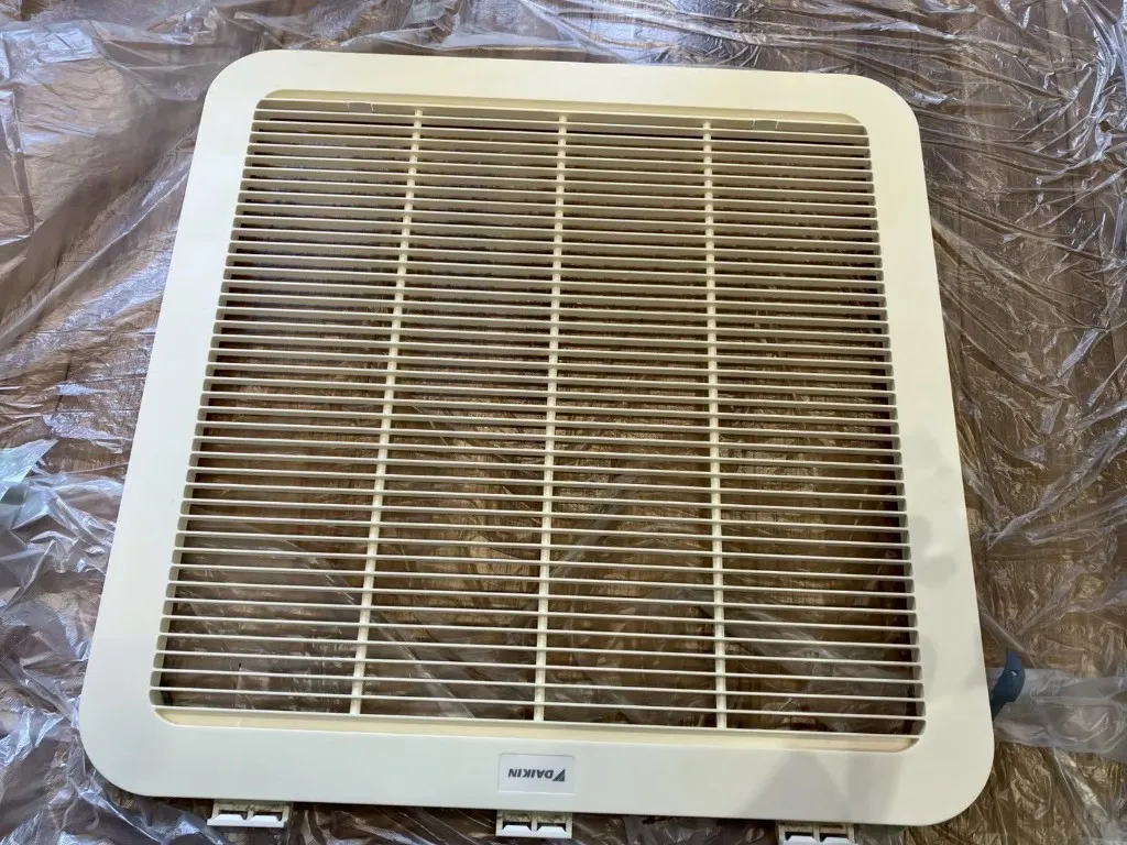 清掃後の吸込グリル（ダイキン）。桟の汚れが落ち、白い樹脂面が見える状態