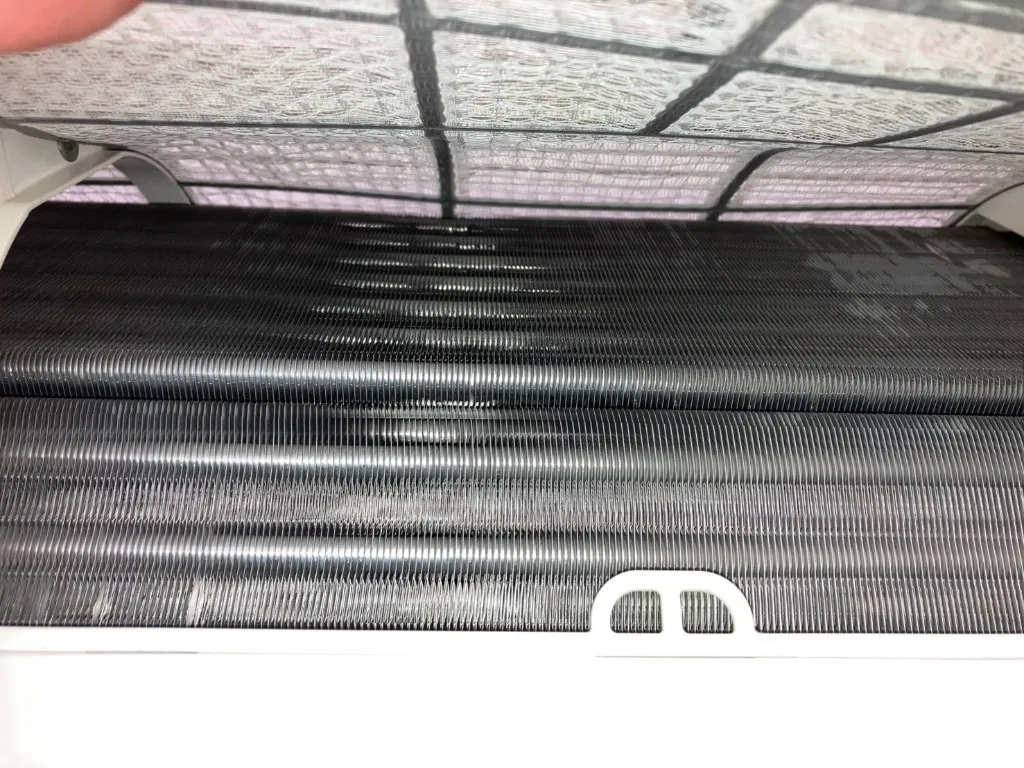 清掃後の熱交換器フィン。フィン隙間の汚れが落ち、金属面が露出している